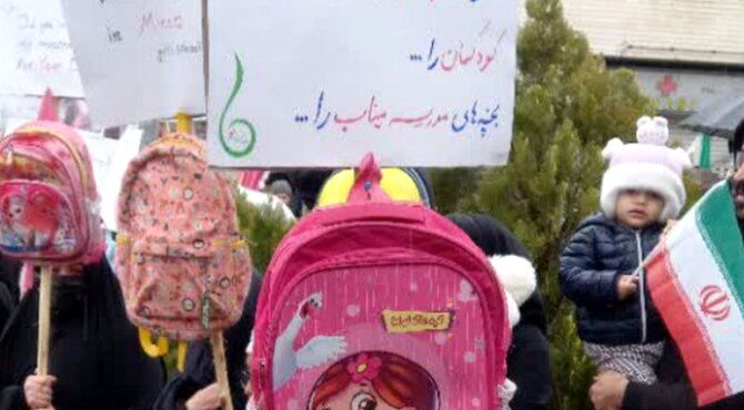 حضور دانش‌آموزان با کوله‌پشتی به یاد همکلاسی‌های مینابی در روز جهانی قدس همدان