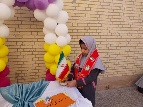 مهربانی در قاب مدرسه؛ برگزاری جشن عاطفه ها در دبستان شهید صدوقی یزد