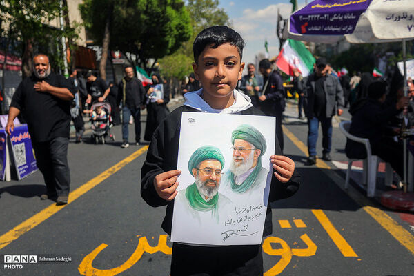 حضور دانش‌‌آموزان در چهلمین روز شهادت رهبر شهید انقلاب اسلامی