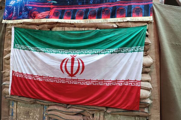 ادای احترام دانش‌آموزان دبیرستان هدی به مقام شامخ شهدا در یادواره محلی