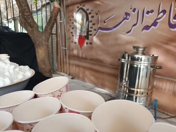 عطر فاطمی در فضای آموزش دبیرستان میرزا جعفر سروقد با برپایی ایستگاه صلواتی 