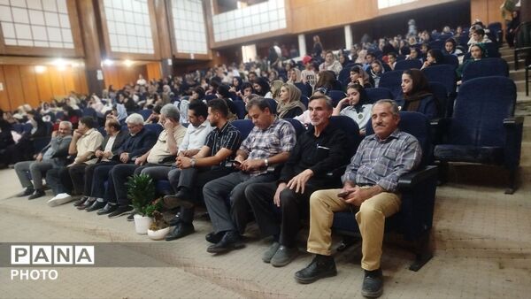افتتاح نمایشگاه نقاشی هنرهای تجسمی با ۱۷۰ اثر هنرمندان در تویسرکان