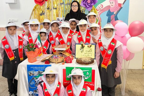 برگزاری آیین باشکوه روز دانش‌آموز در فیروزکوه؛ زنگ استکبارستیزی در این مدرسه طنین‌انداز شد
