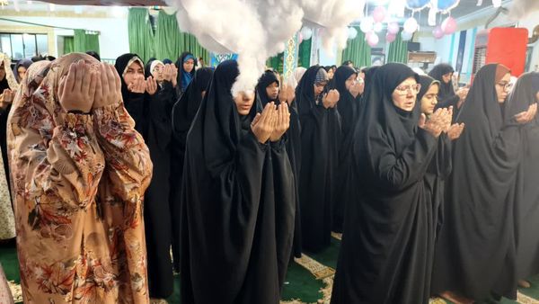 نوجوانان دختر در اعتکاف؛ لحظاتی سرشار از نماز و معنویت