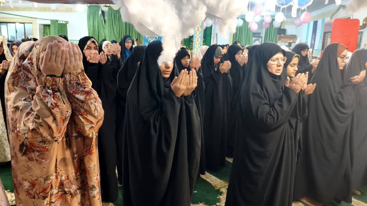 نوجوانان دختر در اعتکاف؛ لحظاتی سرشار از نماز و معنویت