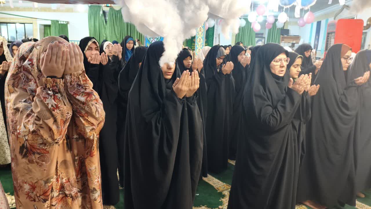 نوجوانان دختر در اعتکاف؛ لحظاتی سرشار از نماز و معنویت