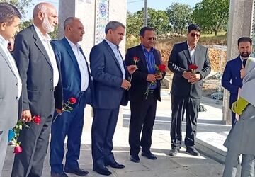 تجدید میثاق معاون وزیر و رئیس سازمان مدارس غیردولتی و مشارکت‌های مردمی وزارت آموزش و پرورش با شهدای گمنام در یاسوج