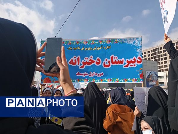 حماسه دانش‌آموزان مشهدی در روز ۱۳ آبان