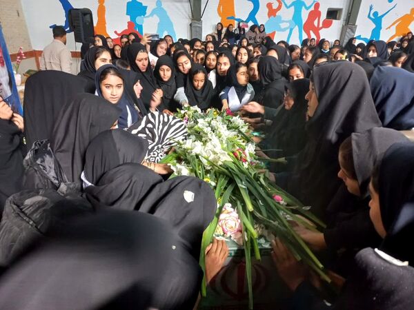 مراسم تشییع و استقبال از شهید گمنام در مدارس شهرستان سروستان