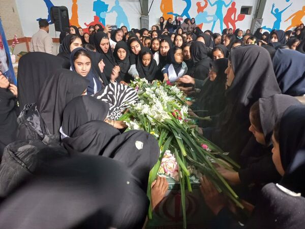 مراسم تشییع و استقبال از شهید گمنام در مدارس شهرستان سروستان