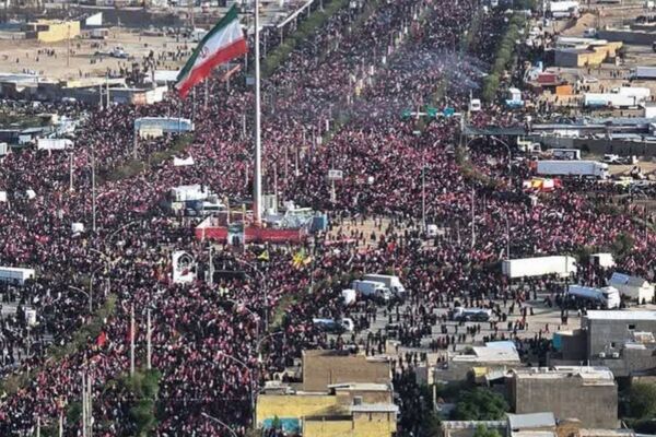 شکوه ایثار در قم؛ پیکر شهید ایران بر دستان ملت تشییع شد