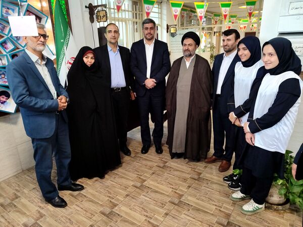 آیین نواختن زنگ ملی مبارزه با استکبار ستیزی در دبیرستان دخترانه متوسطه دوره اول توحید 