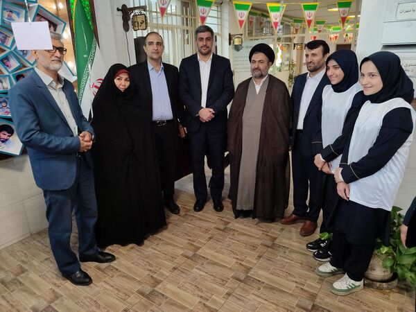 آیین نواختن زنگ ملی مبارزه با استکبار ستیزی در دبیرستان دخترانه متوسطه دوره اول توحید 