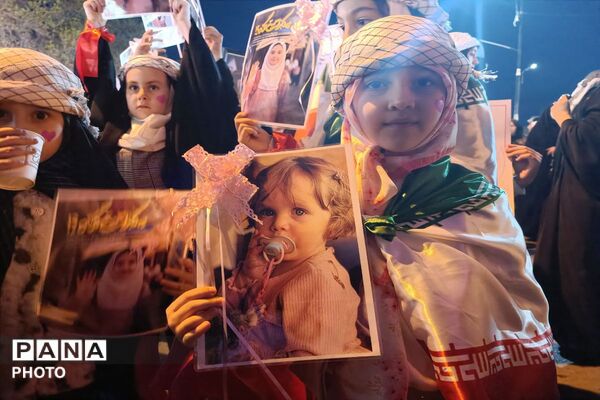 حضور دانش‌آموزان و نوجوانان در راهپیمایی شبانه اردبیل