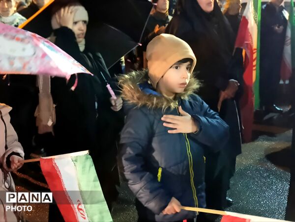 سرما در برابر آتش عشق دلها به رهبر چیزی نبود