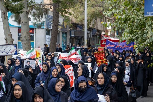 شرکت پرشور دهه هشتادی و نودی‌‌های شهر محلات در یوم‌الله ۱۳ آبان