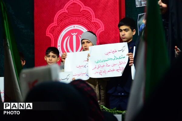 چهل روز میگذرد از ریختن خون بر روی دفتر و کتاب های دانش آموزان میناب