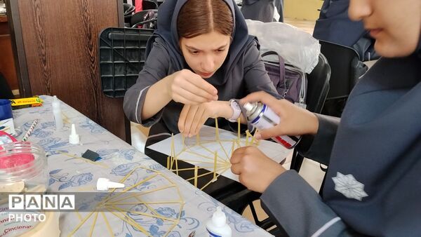فستیوال سازه‌های ماکارونی در دبیرستان فرزانگان ناحیه یک اراک 