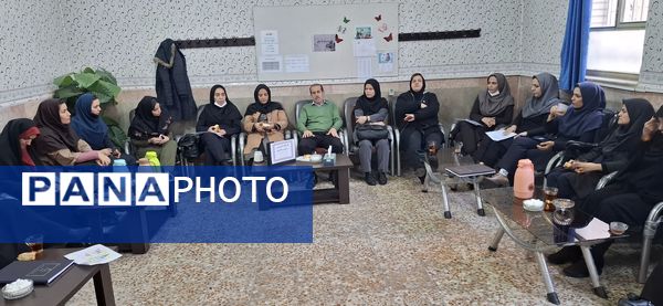 برگزاری کارگاه آموزشی بازی و یادگیری در جمع همکاران دبستان هیات امنایی ملاصدرا 