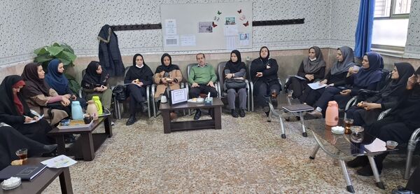 برگزاری کارگاه آموزشی بازی و یادگیری در جمع همکاران دبستان هیات امنایی ملاصدرا 