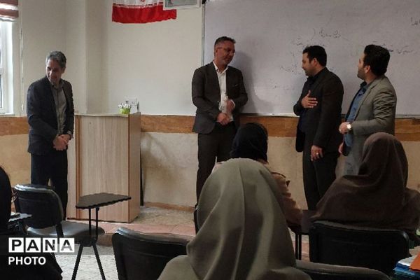  جلسه ضمن خدمت در دبیرستان نمونه‌دولتی ولایت بهارستان‌دو