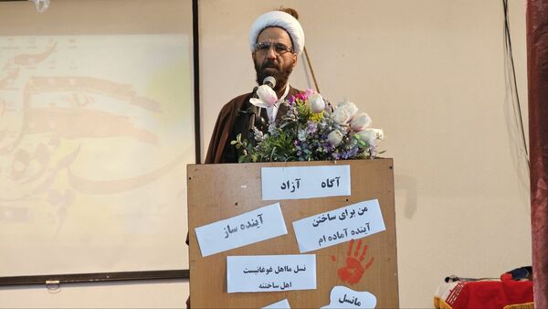 آیین گرامیداشت روز دانش‌آموز با حضور مسئولان منطقه ۱۳ در دبیرستان طلیعه شاهد