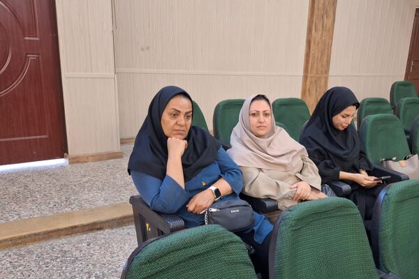 تجلیل از دانش‌آموزان رتبه‌های برتر دبیرستان پویش ناحیه 3 شیراز 