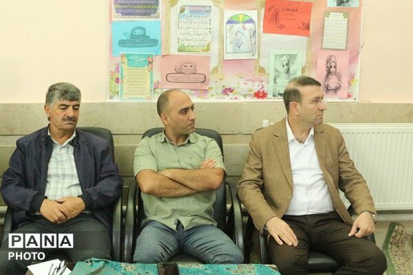 تأکید مدیر آموزش‌وپرورش فیروزکوه بر نقش راهبردی انجمن اولیا و مربیان در نشست دبستان نجمه