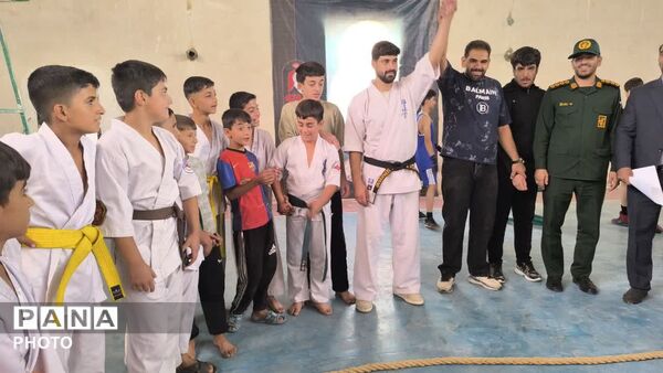همایش بزرگ پیاده‌ روی خانوادگی به مناسبت هفته دفاع مقدس در بیرانشهر