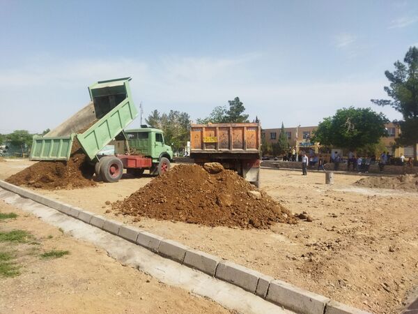 پیش رویی در ساخت چمن مصنوعی دبیرستان نمونه دانش کاشمر