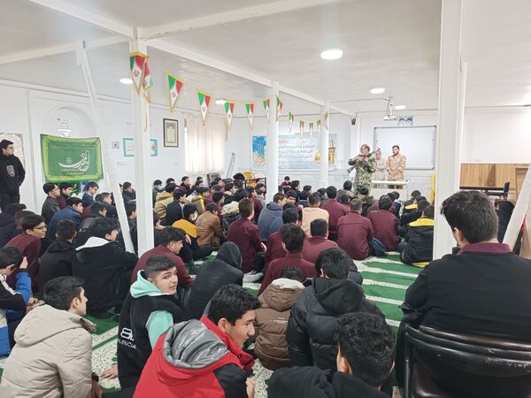 کلاس عملی  آمادگی دفاعی در دبیرستان نمونه آیت الله خامنه ای 