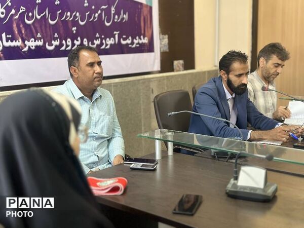 آیین تجلیل از خبرنگاران پانا و اعضای شورای دانش‌آموزی بستک