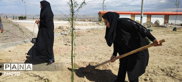 پویش کاشت نهال به یاد شهدای جنگ تحمیلی سوم در بوستان شهدای میناب شهرستان شیروان