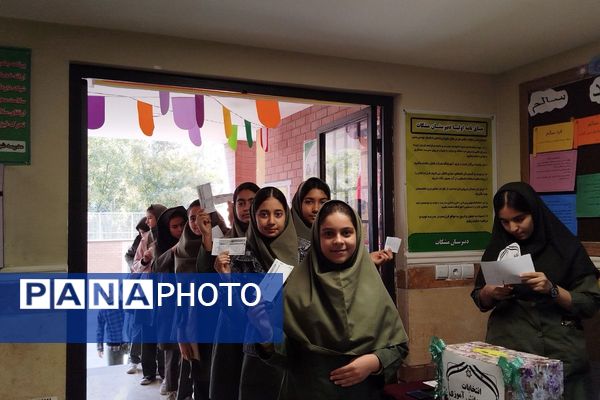 جوانه های دموکراسی در قدس؛شور وهیجان دانش آموزان قدس در انتخابات شورای دانش آموزی