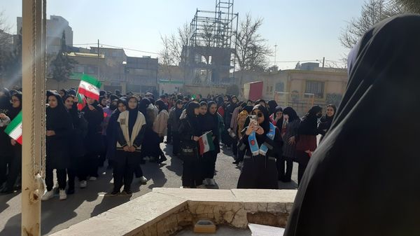 برپایی‌ نمایشگاه دست‌سازه‌های دانش‌آموزان در دبیرستان صیرفی ناحیه ۷ مشهد