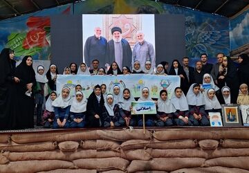 گرامیداشت شهدای مقاومت و همدردی دانش‌آموزان اصفهانی با کودکان غزه در گلستان شهدای اصفهان