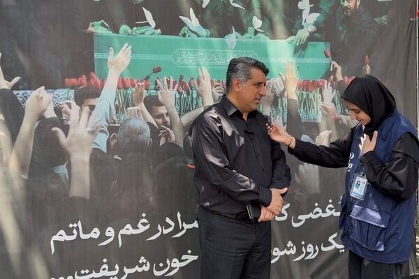 در جشن فرشته‌ها، رهبر شهید را چون پدری مهربان در میان دانش‌آموزان دیدم