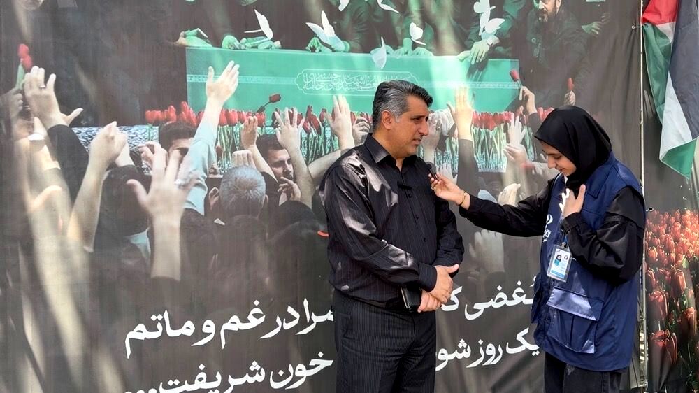 در جشن فرشته‌ها، رهبر شهید را چون پدری مهربان در میان دانش‌آموزان دیدم