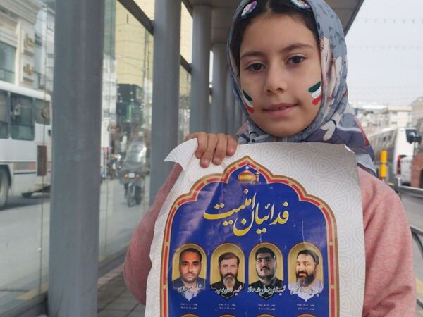 حضور دانش آموزان دبستان نرجس در راهپیمایی ۲۲بهمن 