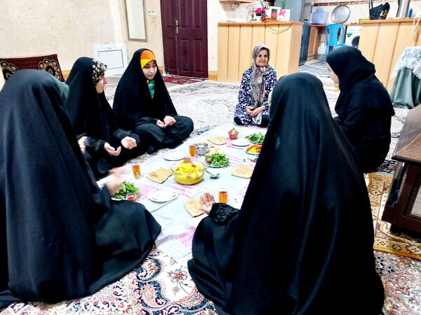 دیدار دانش‌آموزان انجمن اسلامی دبیرستان فاطمه الزهرا با همسر شهید علیرضا جمیلی شیروان