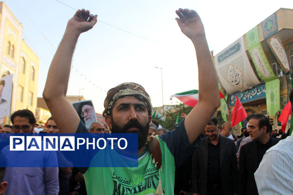 جلوه‌های حماسی از حضور نوجوانان قمی در مراسم تشییع شهدا 