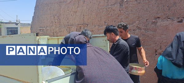 پخش نذری ظهر عاشورا در روستای حسن آباد بلهر 