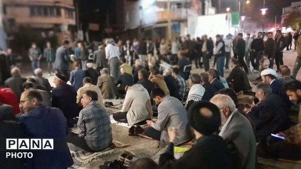 نماز استغاثه به امام زمان (عج) در شصت و دومین قرار عاشقانه، میدان امام خمینی(ره) شهرستان کوهدشت