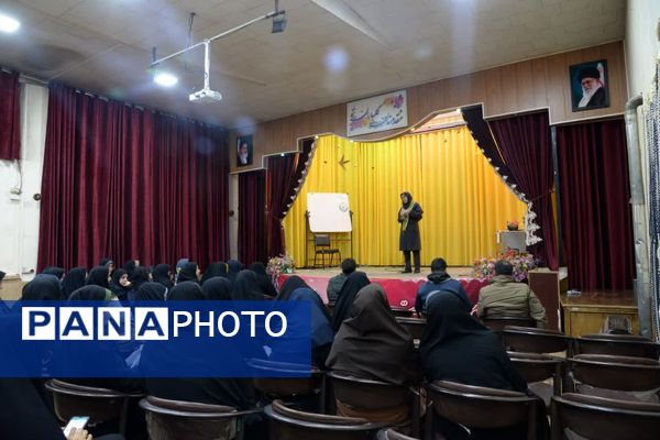 برگزاری کارگاه آموزشی مربیان پیشتاز در محل کانون فضیلت شهرستان نجف آباد 