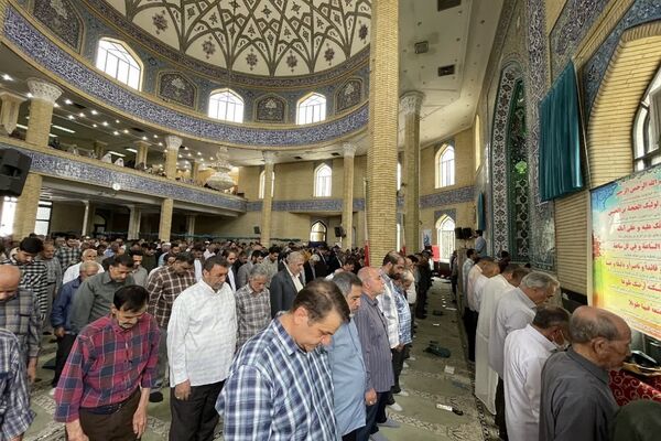 فرهنگیان شهرستان ملارد با حضور خود در نمازجمعه این هفته یاد شهید رجایی را گرامی داشتند 