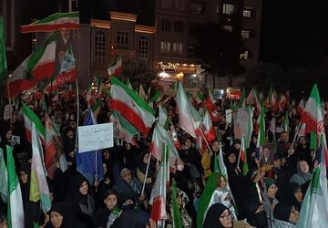 شکوه اقتدار مردم نیشابور در تجمعات شبانه همراه با هیئات زنجیر زنی
