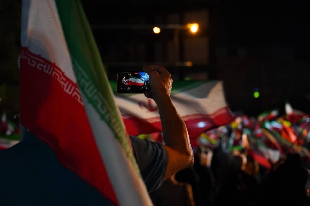 اشک‌های میناب در آغوش تهران؛ خانواده شهدا در میدان طهرانی‌مقدم