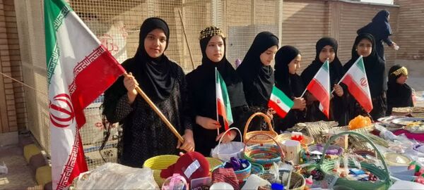 آیین نمادین نواختن زنگ انقلاب در دبستان حضرت آمنه (س)