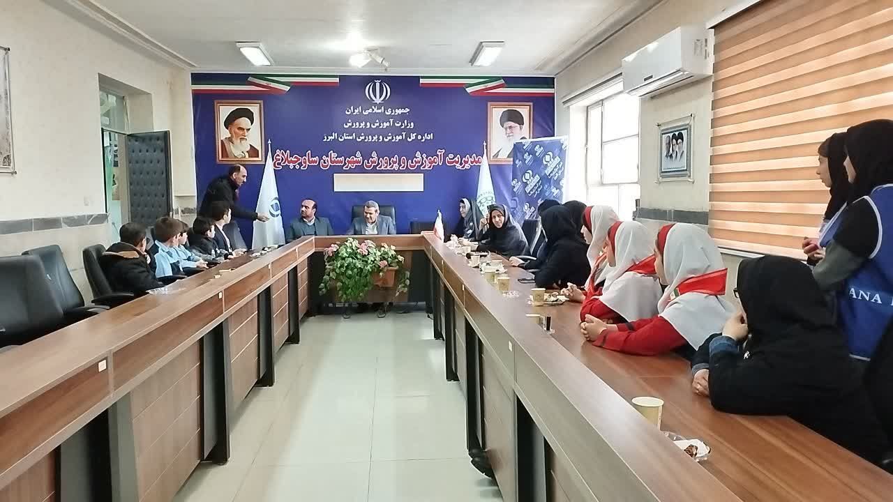 نشست خبری رئیس آموزش و پرورش ساوجبلاغ با خبرنگاران پانا 