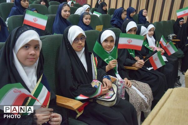 اجرای سرود همگانی مدارس ناحیه یک کرج در وصف رهبر شهید امت در کانون امام علی (ع)